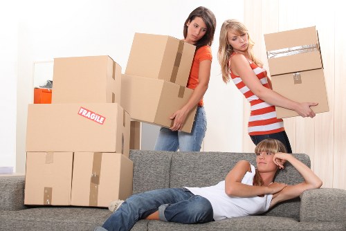 Careful wrapping of fragile belongings during a Belsizepark move